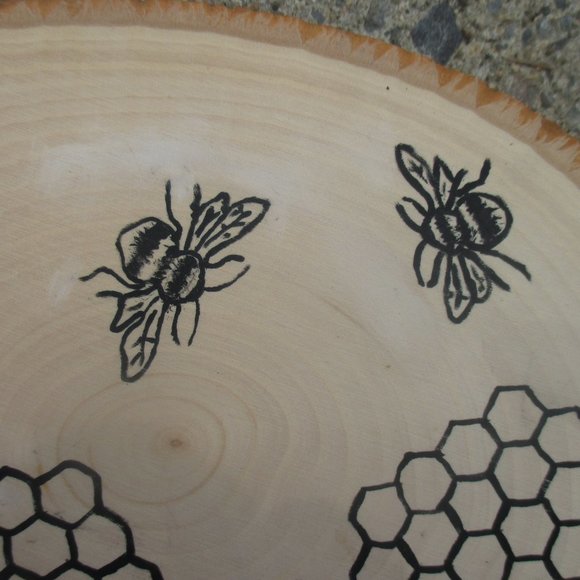 Hand painted honey bee wood slice - Picture 6 of 6